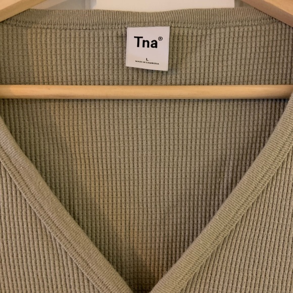 Aritzia TNA waffle button down. Size large, colour dry basil green - Picture 2 of 4